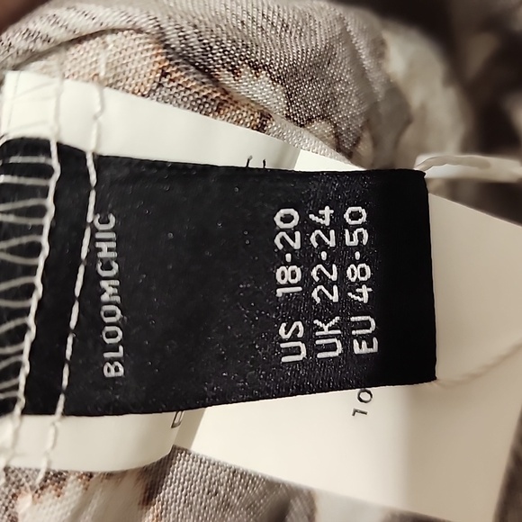 NEW Bloomchic Paisley V Neck Pompom Trim  Flutter Sleeve Top 2x - Picture 6 of 7